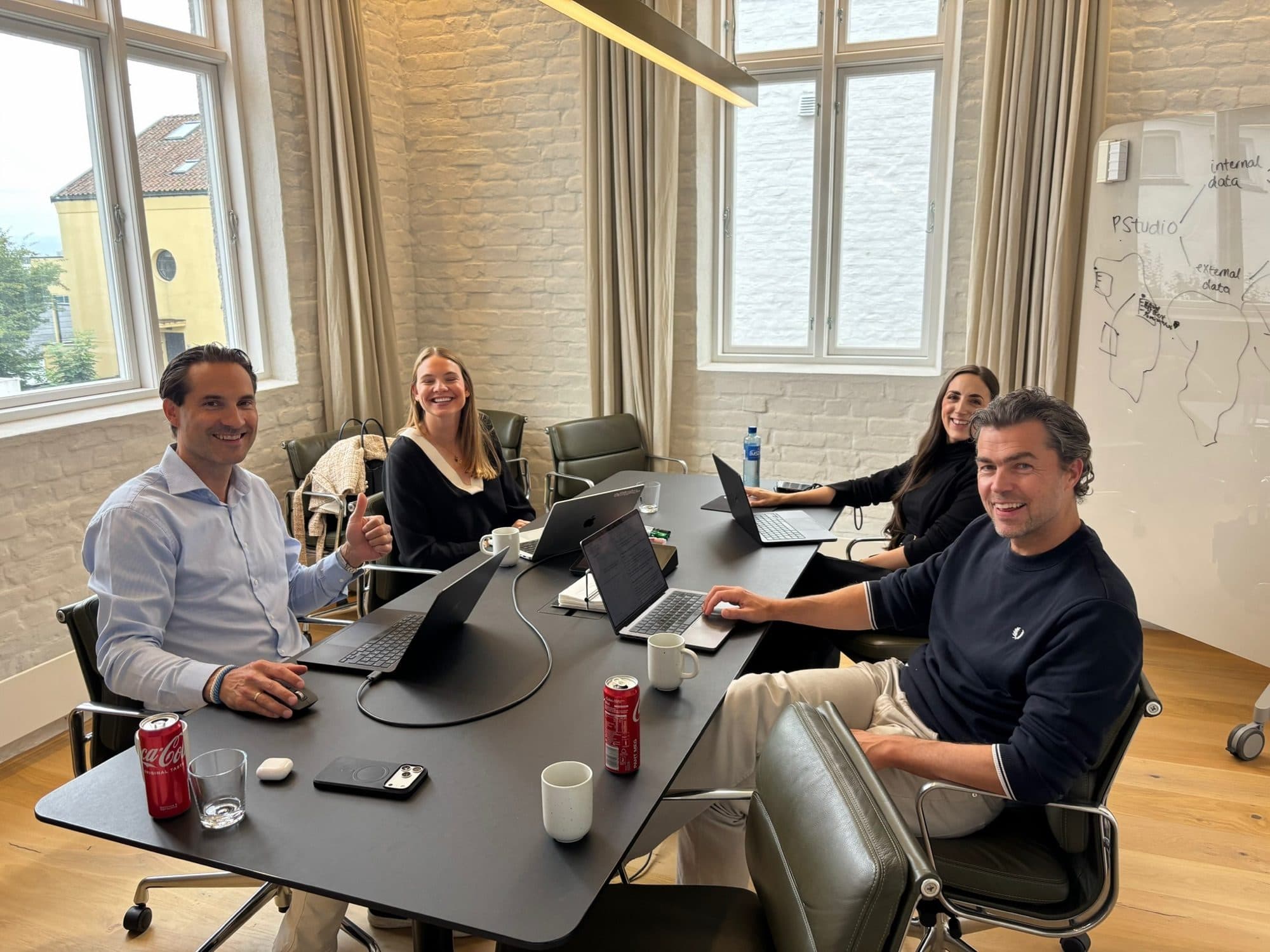 Nuto i workshop med kunden rundt bordet
